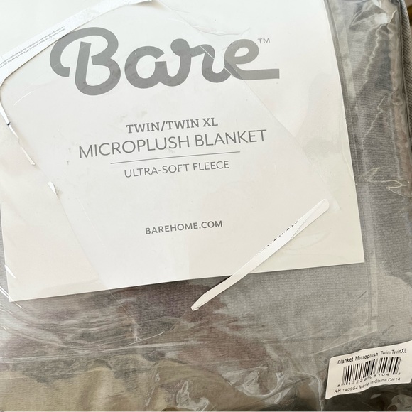 New Grey Microplush Twin/Twin XL Fleece Blanket by Bare Home - Picture 3 of 3